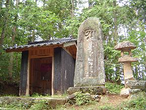 大きな石碑の横の第28番札所の全景