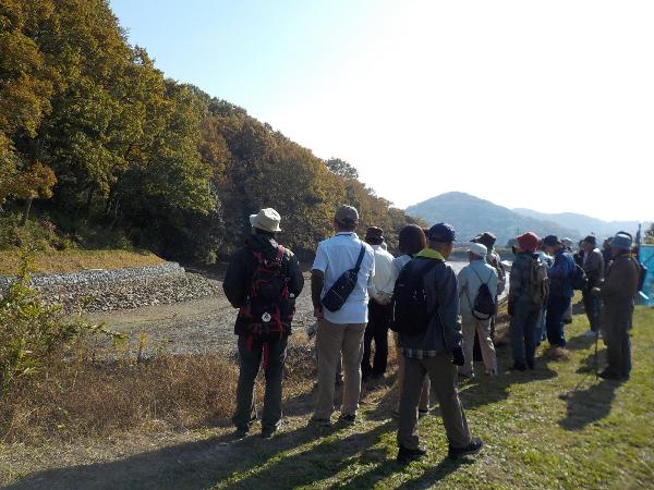 両宮山古墳を見学するウォーキング参加者たちの写真