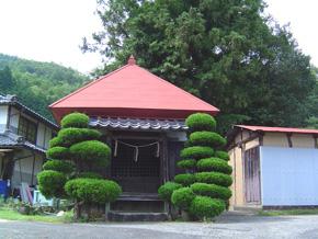 赤い屋根の33番札所の全景