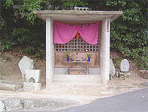 石造りの祠の第65番札所の写真