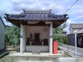 道路に沿って佇む第86番札所の全景