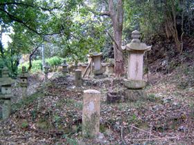 木立の中の周匝池田家墓地（新のお塚）の写真