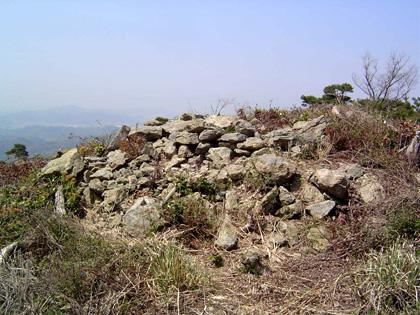 熊山山塊に点在する石積遺構の一つ （経盛山付近）