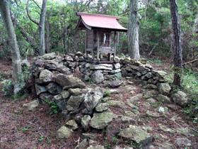 木立の中の鍛冶神社の写真