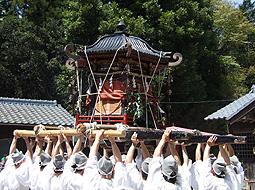 大勢の人に担がれる神輿