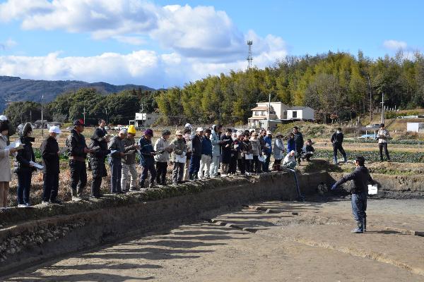 担当者の説明を受ける参加者