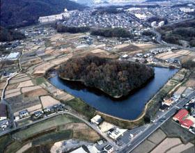 両宮山古墳を上空から見た写真