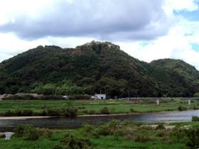 周匝茶臼山城跡を望む