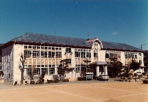 仁堀小学校時代の校舎の外観