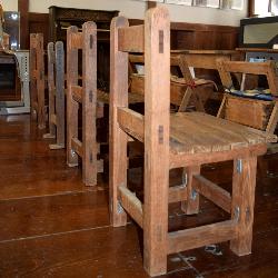 生徒用のいすのある教室