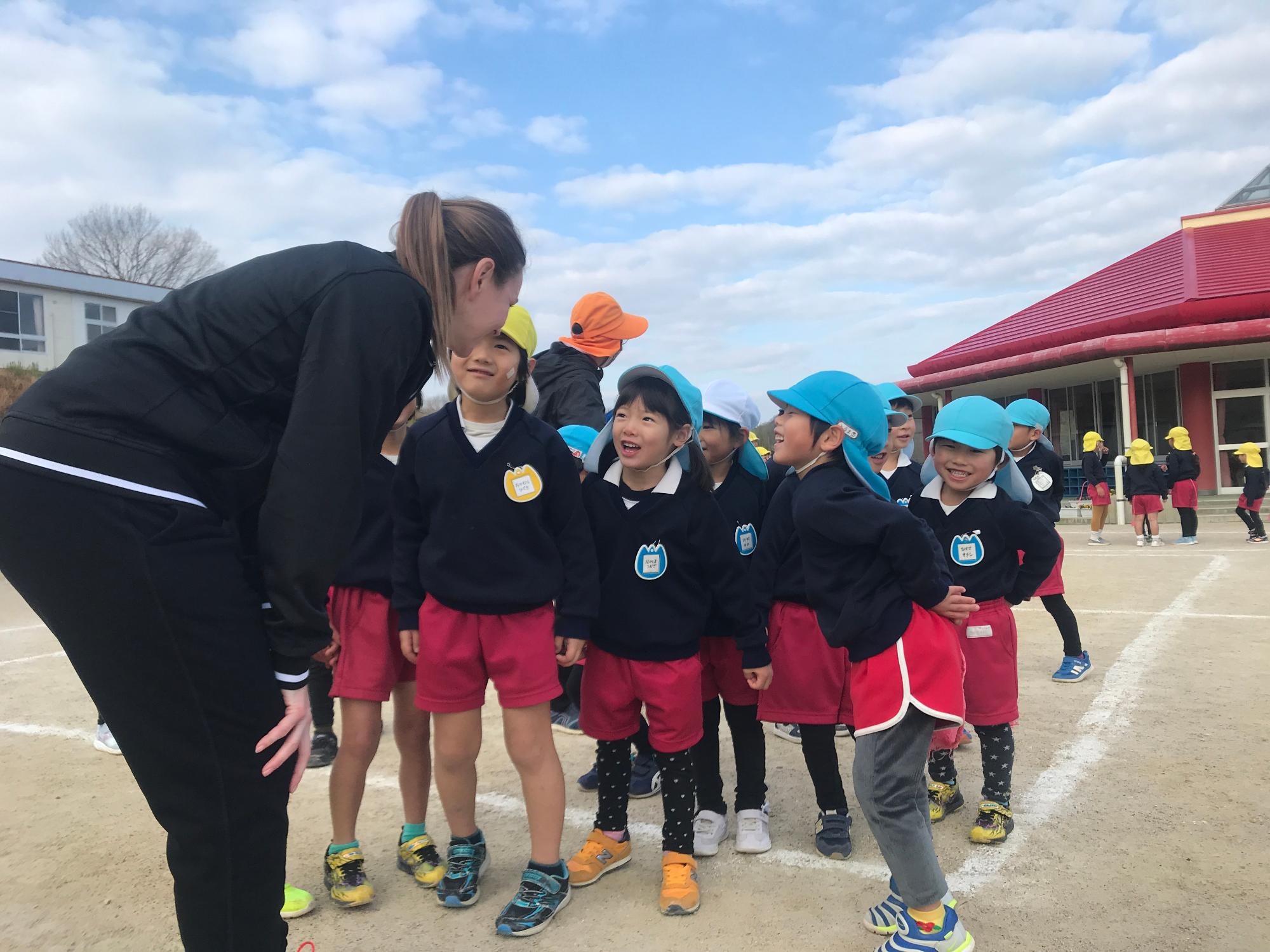 笑顔で会話をする園児とアスリート