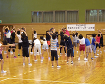 参加者で準備運動している写真