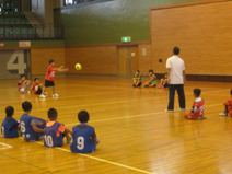 赤磐市スポーツ推進委員の指導を受ける参加者の写真