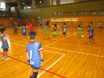 赤磐市スポーツ推進委員の指導を受ける参加者の写真