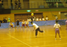 一生懸命になって白熱した試合を行う参加者の写真