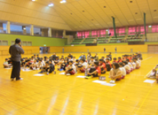 赤磐市スポーツ推進委員よりルール説明を受ける参加者の写真