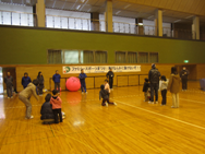 キンボールをプレーする写真