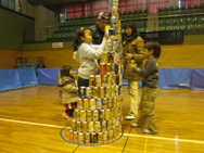 空き缶積み上げをプレーする写真