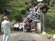 札所で説明を聞く参加者の写真