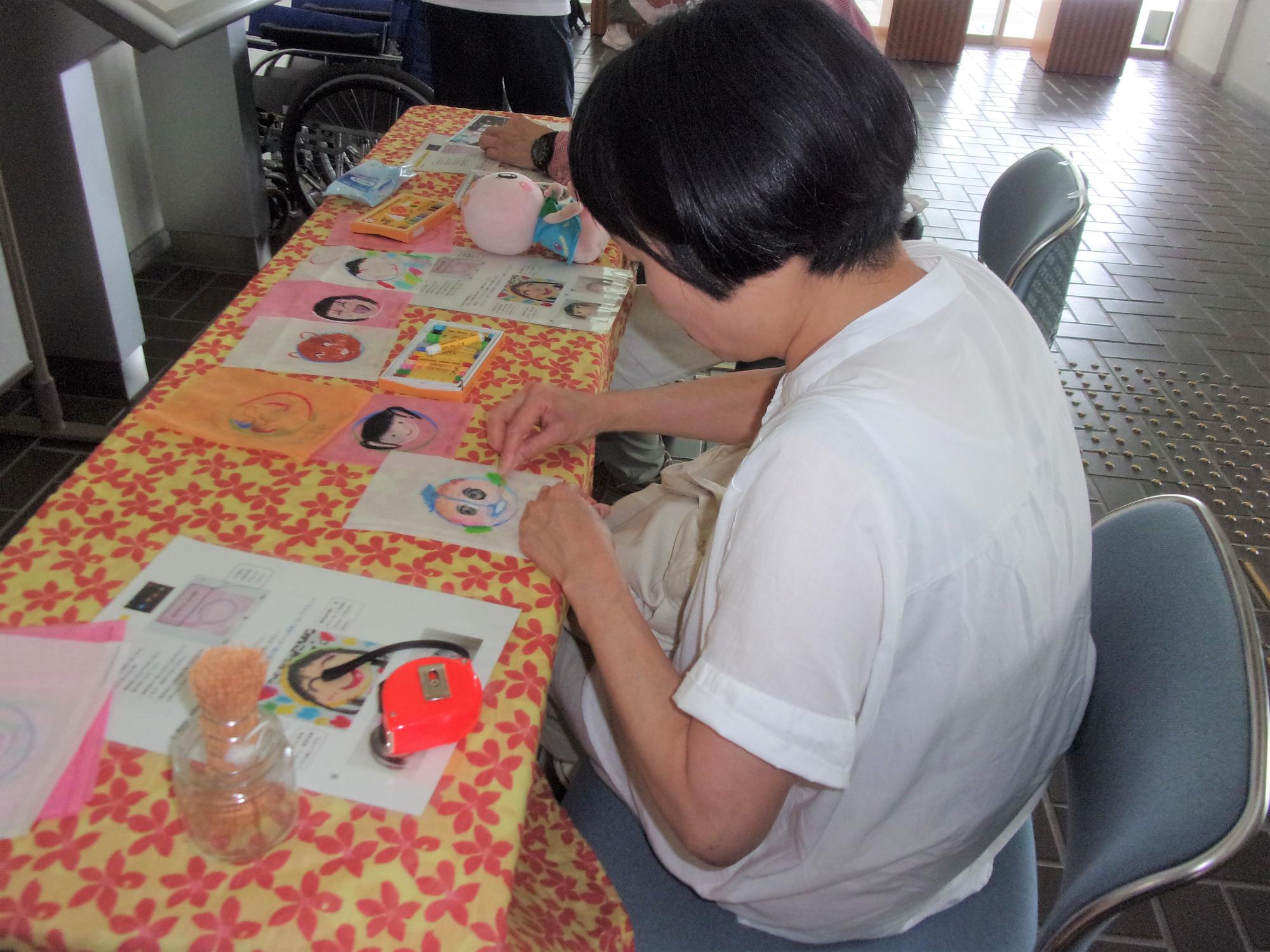 加藤休ミさん製作中