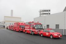 建物沿いに並ぶ数々の消防車や司令車の写真