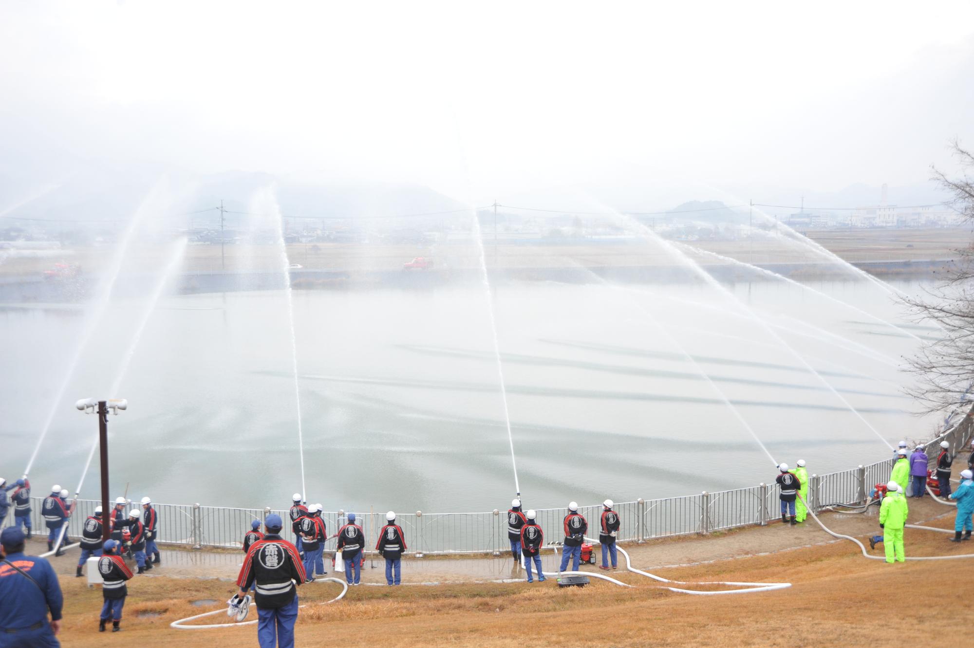 消防ポンプ18台による一斉放水の画像