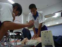 人形を使い心肺蘇生の訓練をしている生徒たちの写真