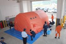 援助隊資機材取扱訓練で完成した大型テントの写真
