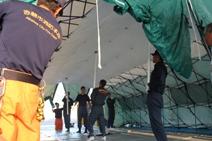 援助隊資機材取扱訓練で広がったドーム型テントの下に入っている写真