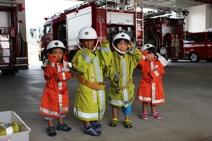 消防士のユニフォームを着たちびっこたちの写真
