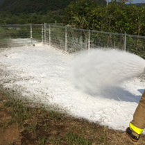 クラスA泡消火剤を噴霧している写真