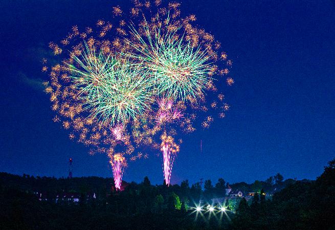 ドイツの森で花火が打ち上げられている