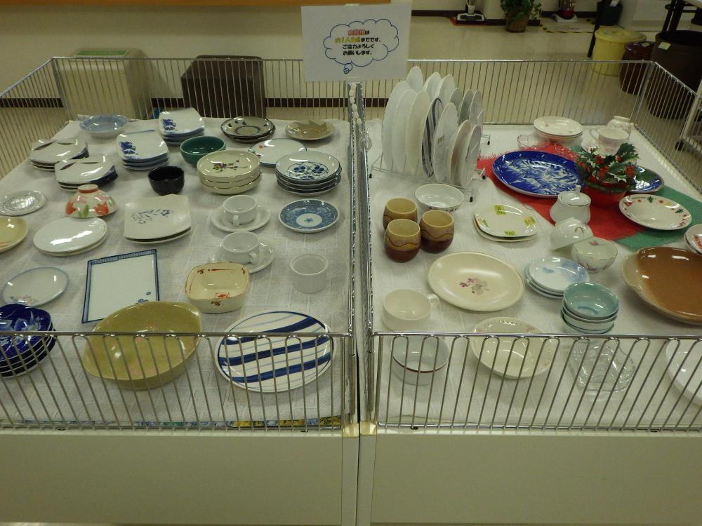 陳列された陶器・食器類の写真