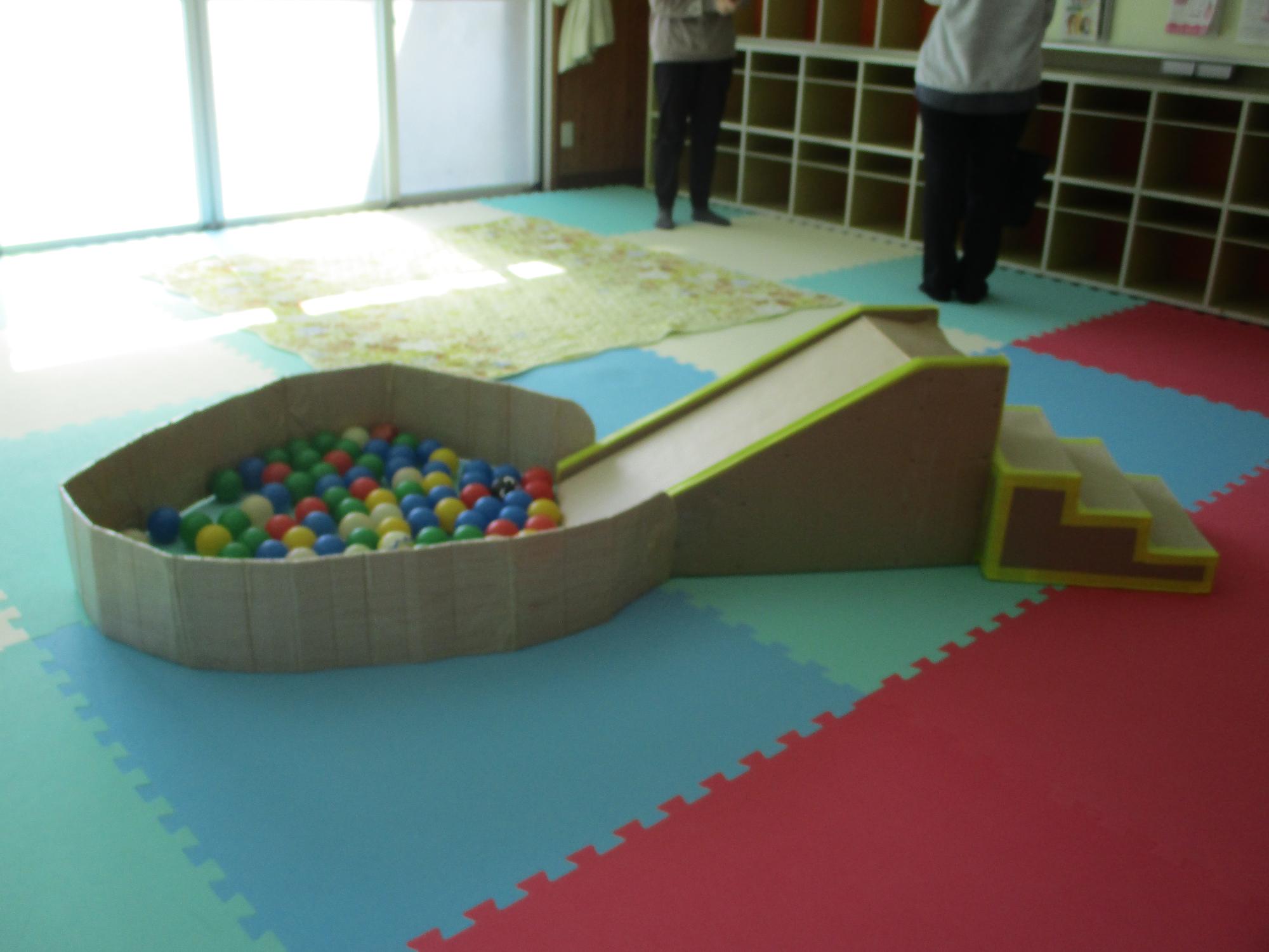 支援センターの滑り台