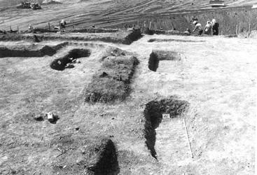 方形台状墓の南側で見つかった土壙墓群の写真