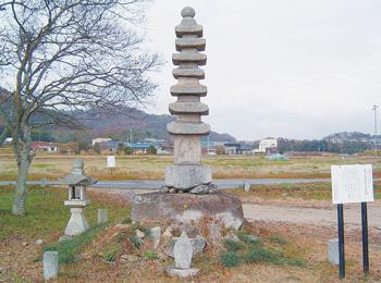 石造七重層塔（せきぞうしちじゅうそうとう）の写真