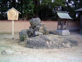 児島高徳の旗立岩・腰掛岩と説明看板の写真