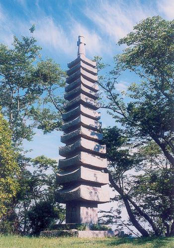 石造十三重層塔（せきぞうじゅうさんじゅうそうとう）の全景