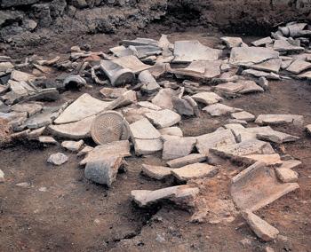 備前国分寺跡（びぜんこくぶんじあと）で出土した割れた土器など