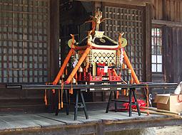 神社の縁台に置かれた神輿