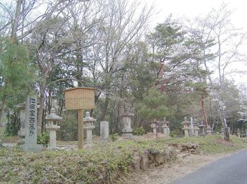 周匝池田家墓地（すさいいけだけぼち）の墓標と全景