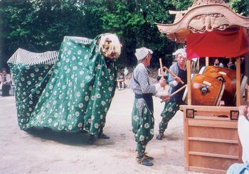 湯山神社の獅子舞（ゆのやまじんじゃのししまい）をしている様子の写真