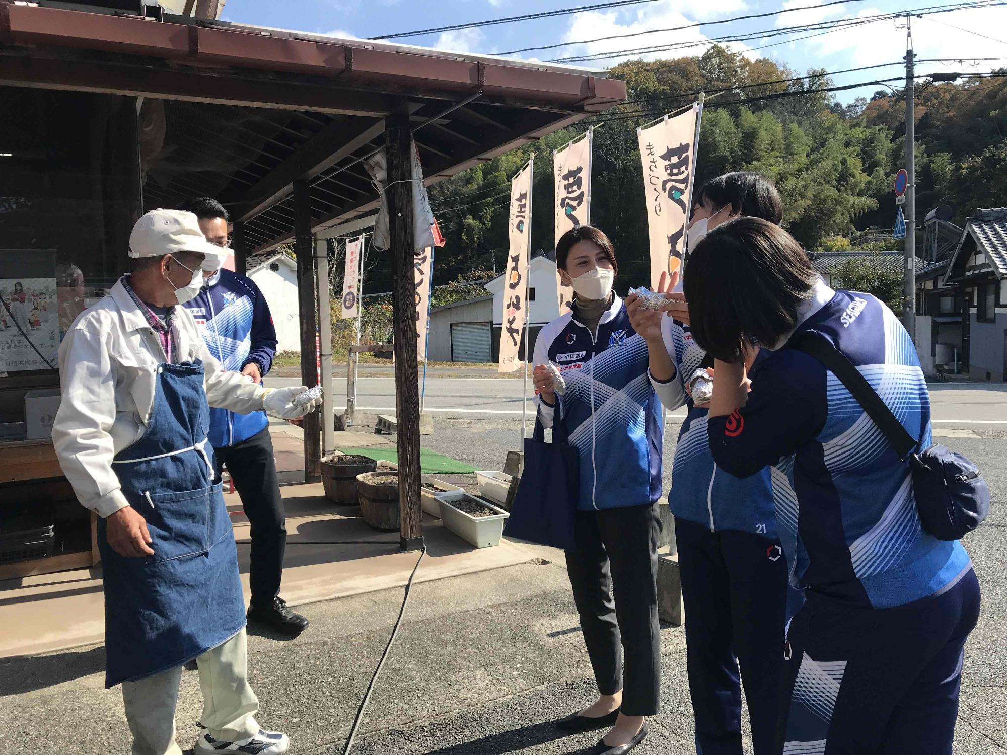 やきいも焼けたよ！とおもてなしを受けるシーガルズ選手とスタッフ