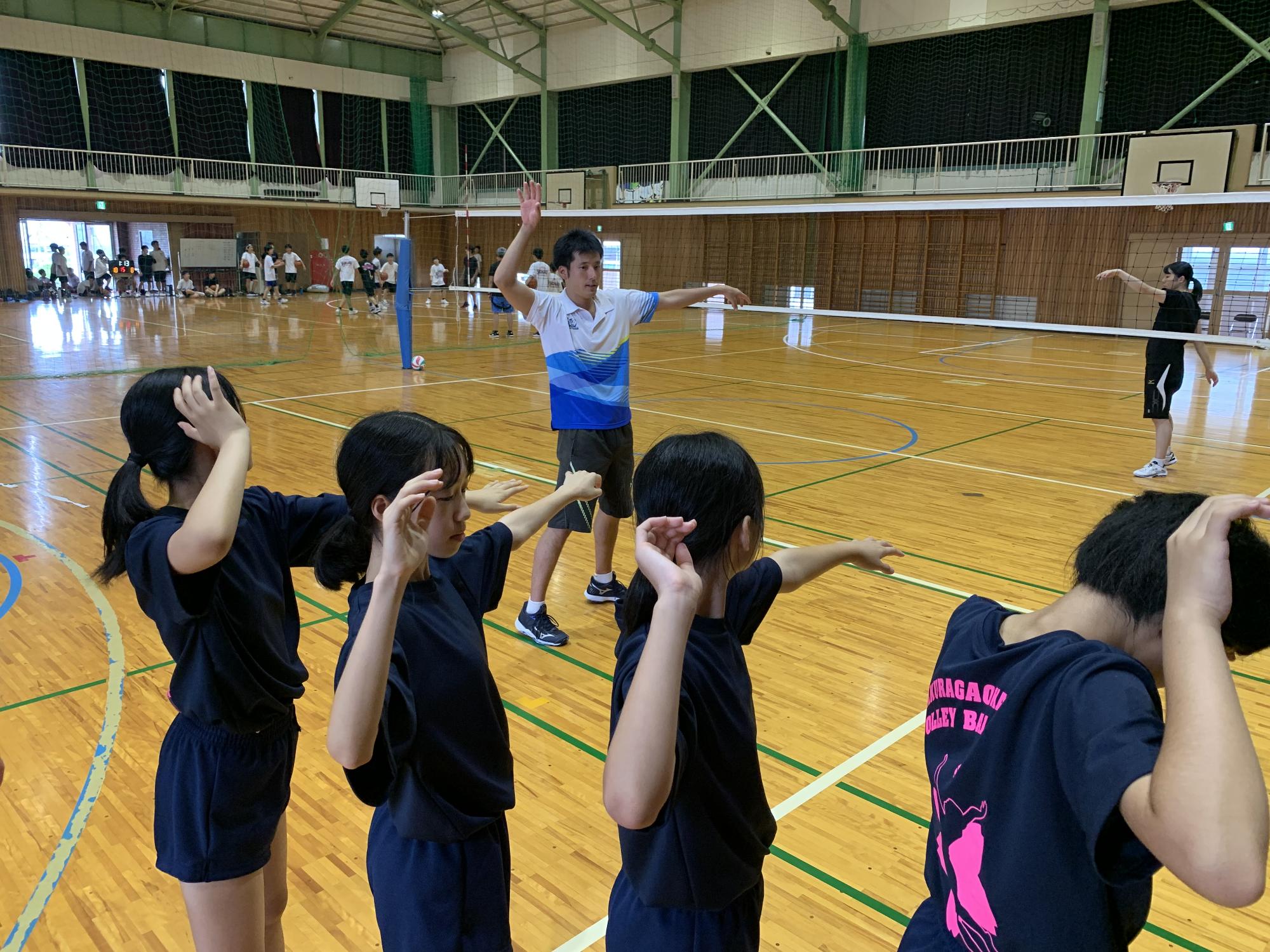岡山シーガルズコーチから指導を受ける中学生