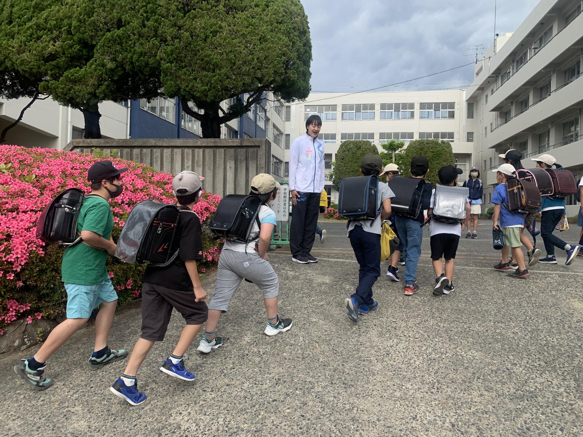 山陽東小学校前であいさつをする中井選手