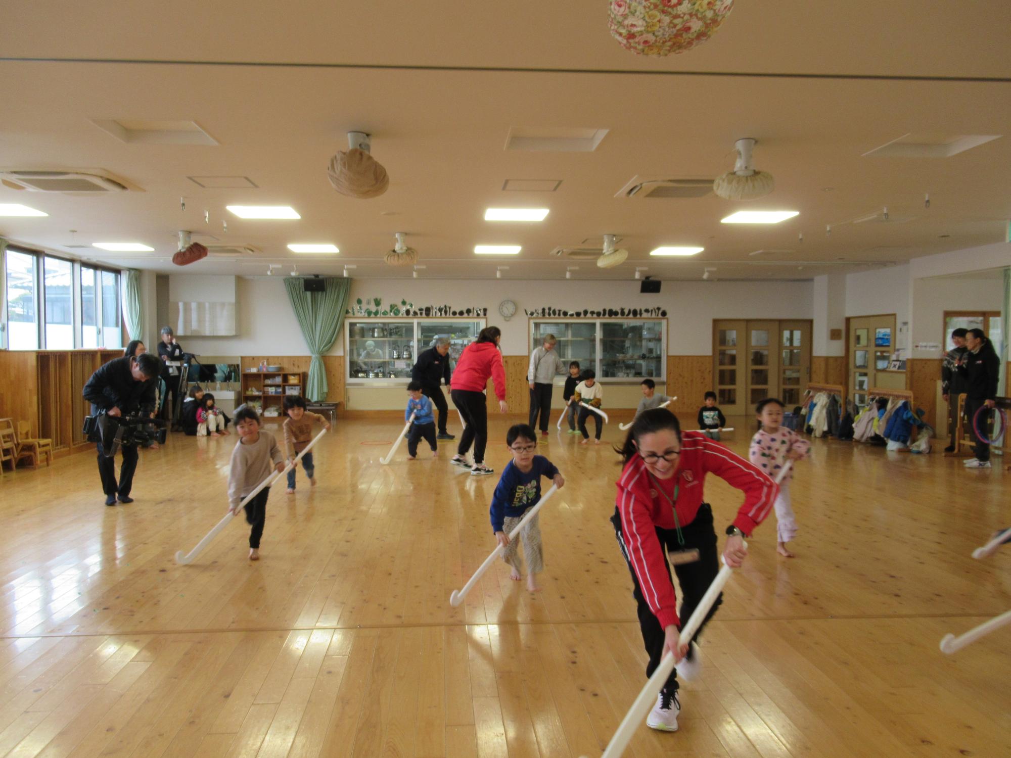カナダホッケーコーチ あすなろ保育園訪問 ホッケー体験