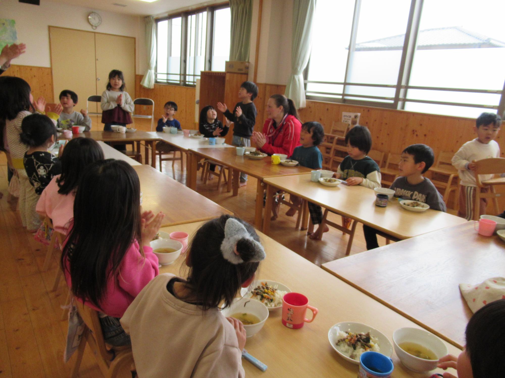 カナダホッケーコーチ あすなろ保育園訪問 ランチタイム