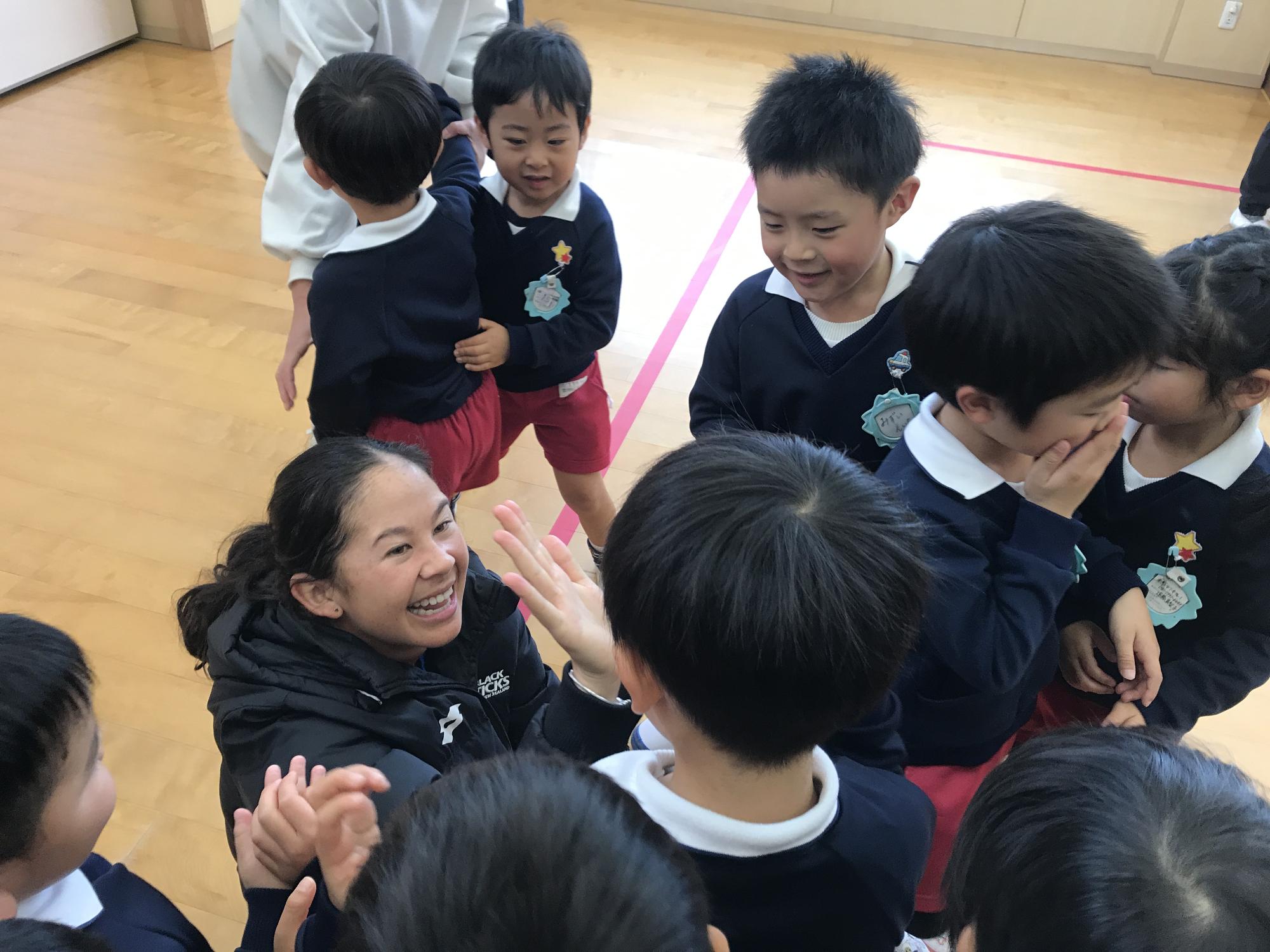 ハイタッチでお別れをするジュリアさん