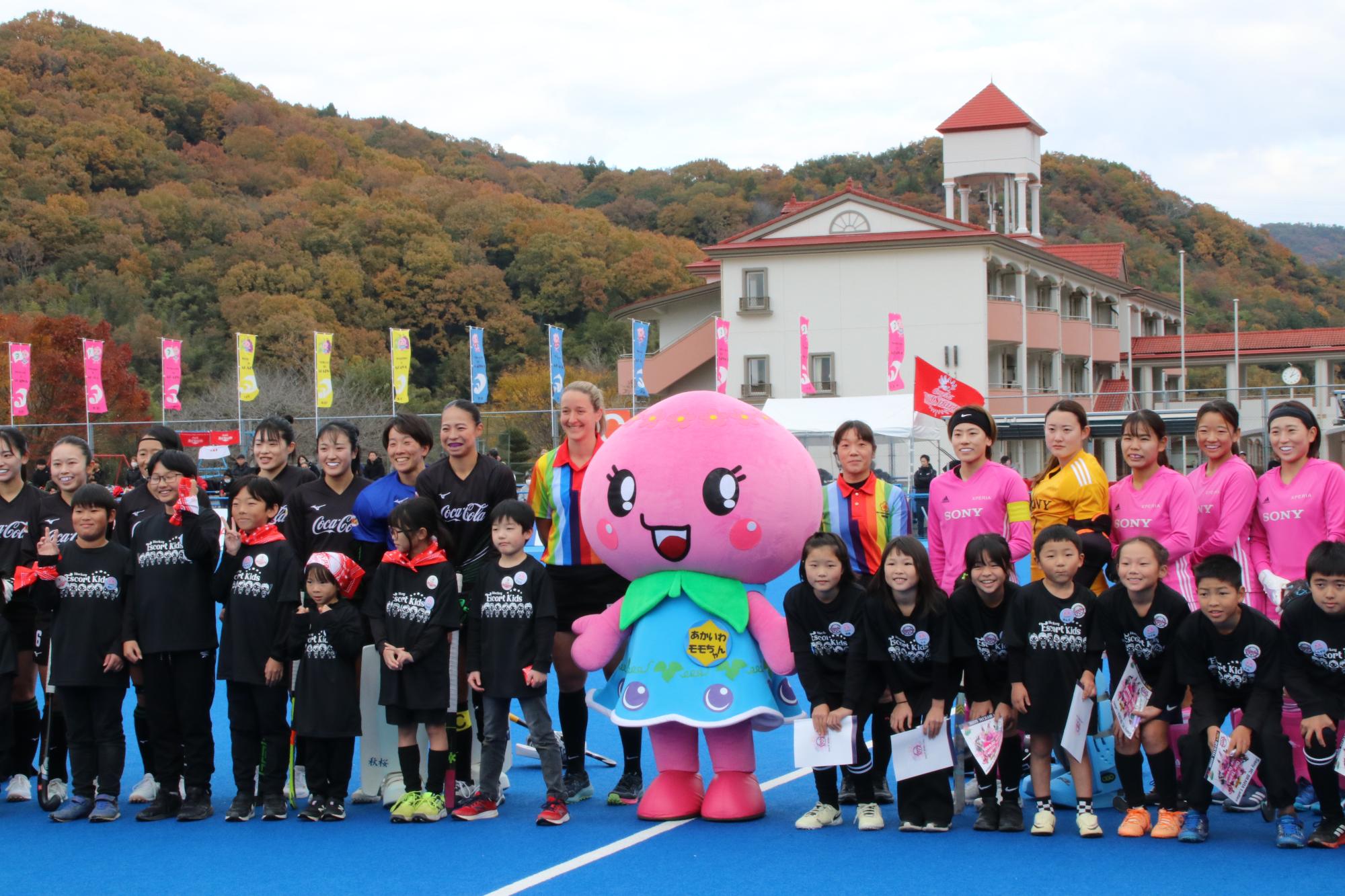 決勝戦出場チームとエスコートキッズの集合写真