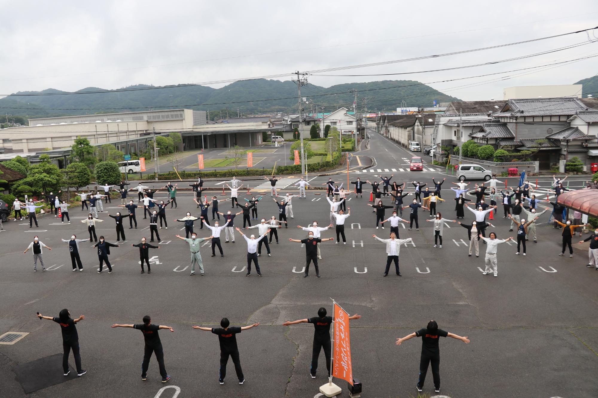 チャレンジデーラジオ体操の模範をする岡山シーガルズ選手たち